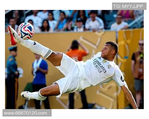 足球明星被捕现场视频曝光引发球迷热议与媒体关注